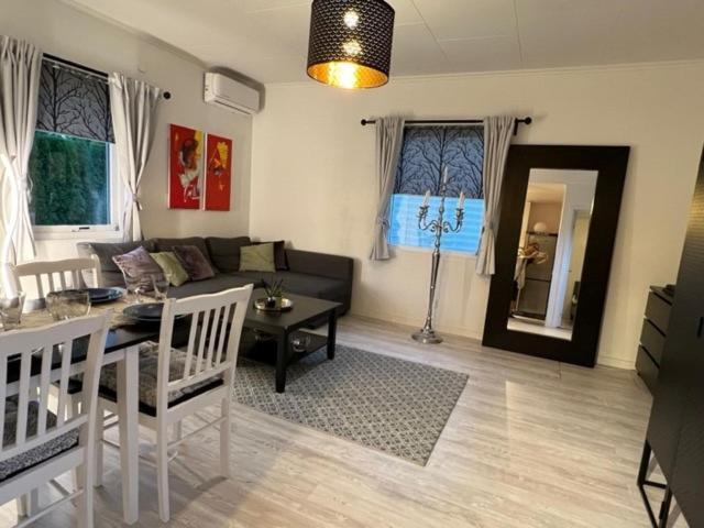 Ferienwohnung Fresh And Cozy Little House 45Km In Taby Stockholm Exterior foto